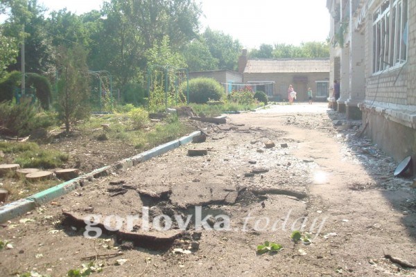 Во время вечернего обстрела Горловки погиб мирный житель. Один из снарядов снес крышу в исправительной колонии №57 