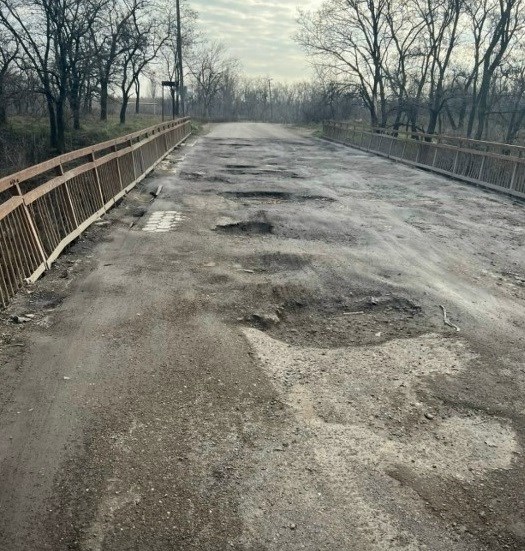 Дороги и мосты, на которые жалуются жители города в группе “Черно/белый список. Горловка”