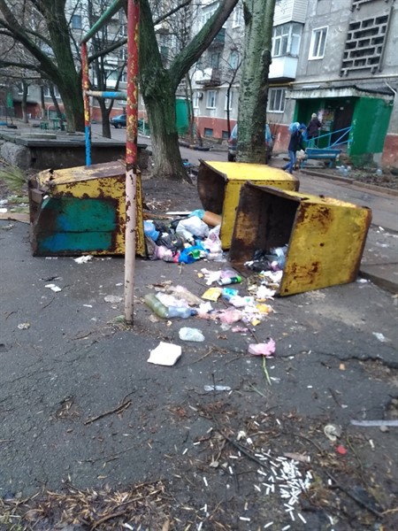 Улица Бессонова, 37 в Горловке утопает в мусорных отходах (ФОТО)