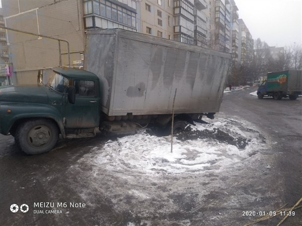 В Горловке грузовой автомобиль провалился в яму (ФОТОФАКТ)