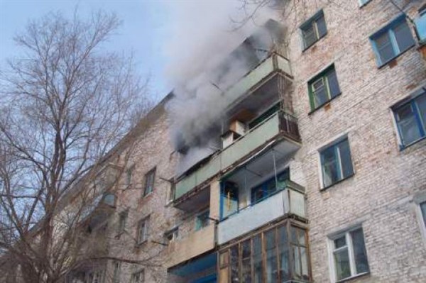Из объятой огнем квартиры вызволяли 35-летнего горловчанина 