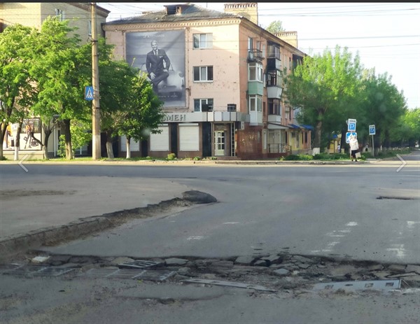Горловчане не надеются на местную власть и самостоятельно засыпают выбоины на дорогах 