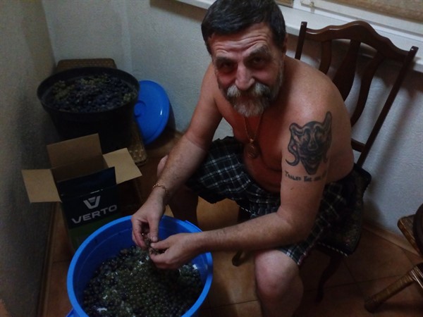Крымская жизнь Игоря Безлера (Беса): отрастил бороду, занялся виноделием и пишет о Нагорном Карабахе 