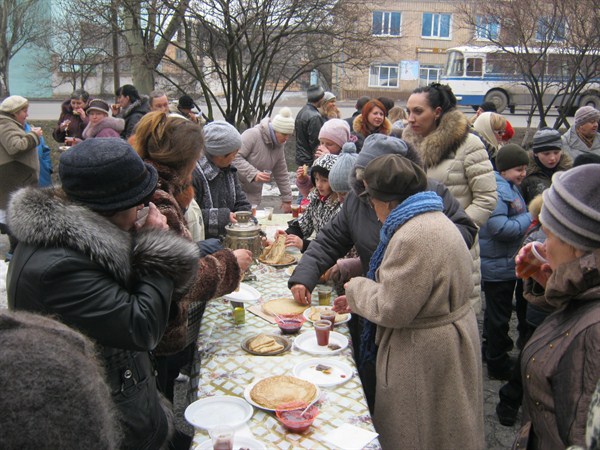 Машзаводчане всем поселком отметили Масленицу с блинами, бубликами и горячим чаем