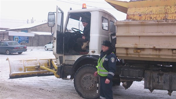 В Горловке застрявшую фуру с 22-тонным грузом вытаскивали три часа (ФОТО)