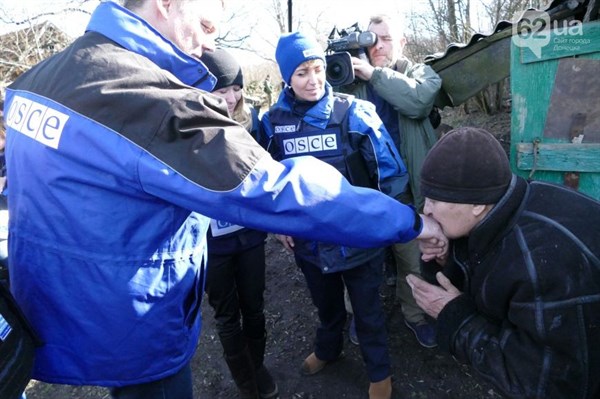 Жительница Зайцево поцеловала руку руководителю ОБСЕ (ФОТОФАКТ) 