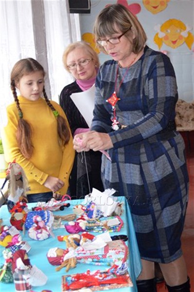 Школьники Калининского района учились плести кукол-мотанок и смотрели работы мастериц