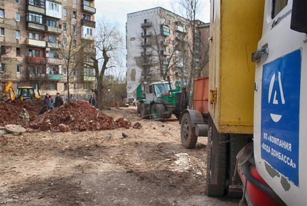 В Горловке по пр. Победы меняли старые водопроводные железные трубы на полимерные