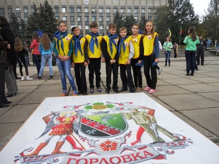 В Горловке школьники за 11 минут собрали пазл с изображением герба города (ФОТО)