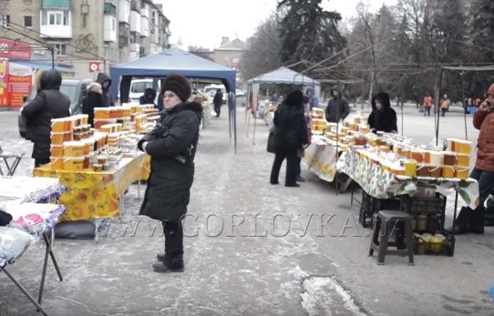 В Горловке работает ярмарка меда: цена от 150 рублей за поллитра