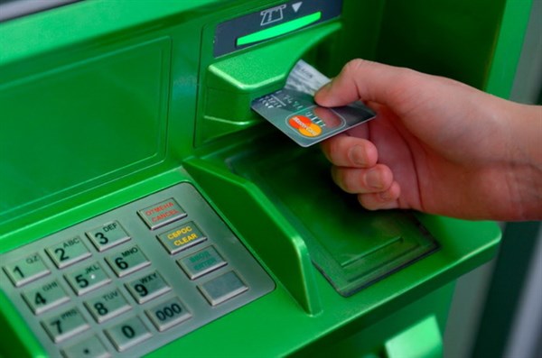 Украинцам приходят смс о неработающих банкоматах "Приватбанка". Что произошло