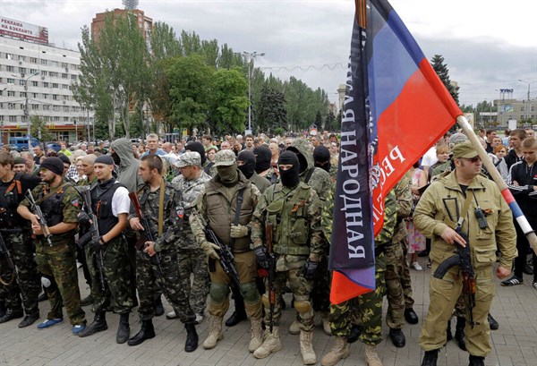 В «ДНР» мужчин забирают в военкоматы прямо с улицы. На улицах только женщины