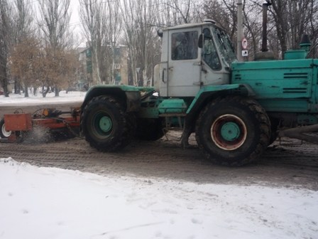 После сюжета о состоянии дороги на улице Изотова, власти Горловки начали ее чистить. А мэр - убегать от журналистов (ОБНОВЛЕНО, ДОПОЛНЕНО)