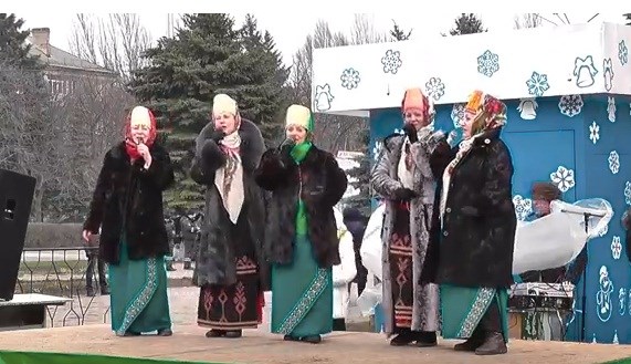 В Горловке выступающие коллективы к Новому году и наблюдавших горожан отгородили забором