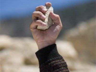 На Бессарабке трое парней закидали камнями 23-летнюю девушку. Милиция начинает их искать 
