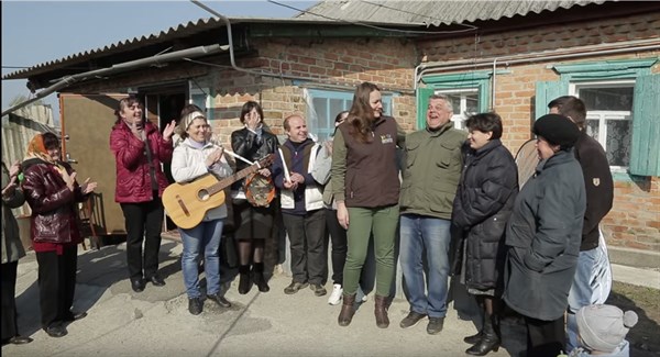 Многодетной семье беженцев из Горловки подарили дом в Кировоградской области (ВИДЕО)