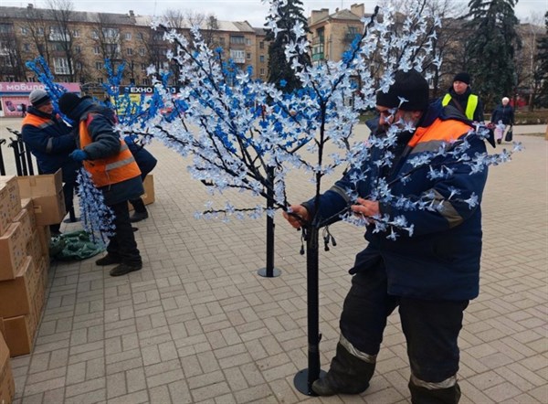 На площади Победы в Горловке установили новогоднюю декорацию