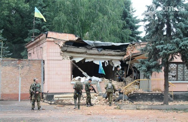 Последствия пятого нападения на танковую базу в Артемовске: полностью разбит пропускной пункт воинской части (ФОТО)