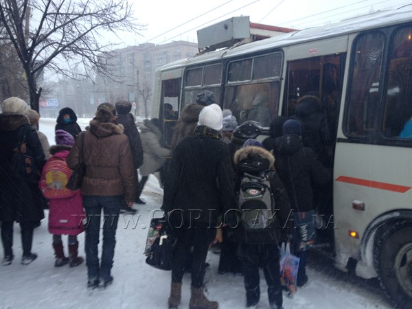 День жестянщика после ночи непогоды: давки в транспорте, 100 тонн соли на дорогах и ремонт теплотрассы на 88 квартале (ДАННЫЕ ПО СОСТОЯНИЮ НА 9:00)