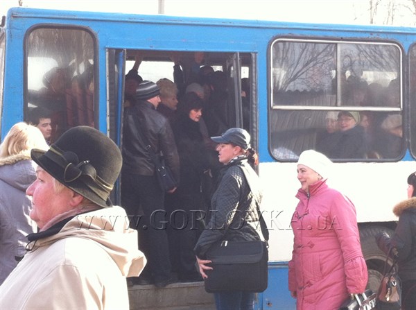 В Горловке на маршрут не выехало около 250 автобусов. Горожане чуть ли не штурмуют троллейбусы, пытаясь доехать на работу 