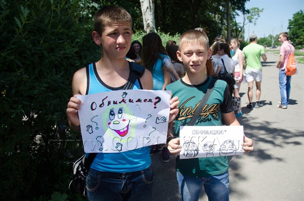 Члены молодежного парламента Горловки обнимали горожан 
