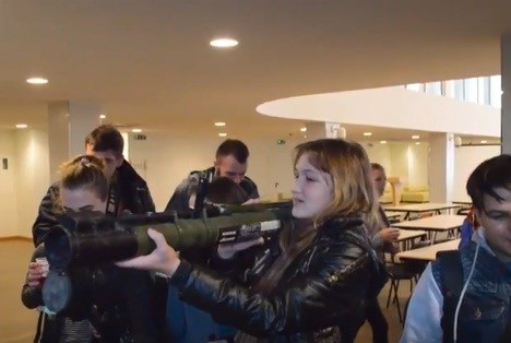 Студентов Горловки водят на экскурсии в воинские части и рассказывают о назначении оружия