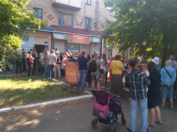 В "ДНР" создали сайт, где показывают талоны в электронную очередь. Но в Горловке все равно столпотворения 