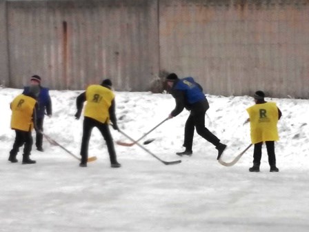 На стадионе «Олимп» состоялся первый хоккейный матч между учащимися двух местных школ