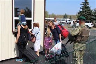 Проезд с детьми через КПВВ по паспортам отложили в правительстве Украины на месяц