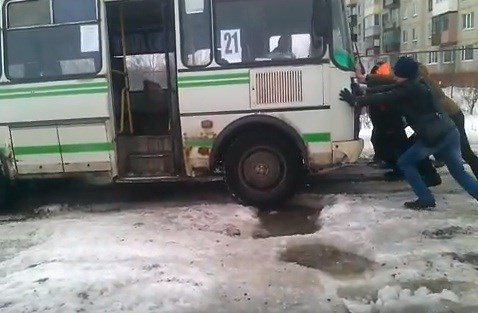 В Горловке городской автобус едва выбрался из дорожной ямы