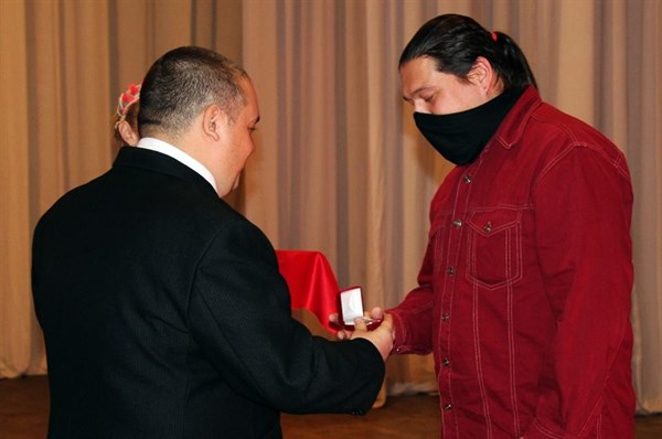В Горловке блогера Егора Воронова наградили медалью Горлова за вклад в укрепление авторитета города