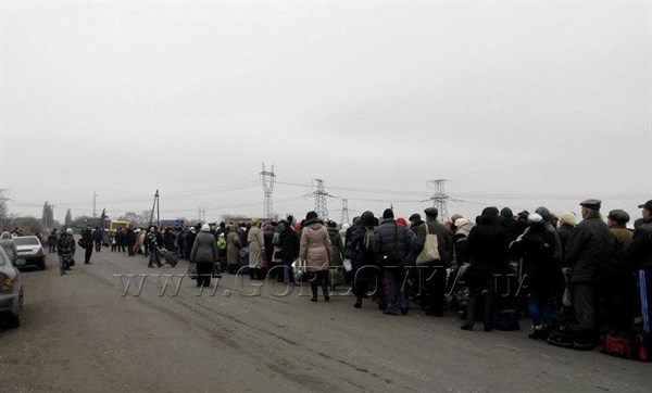 Бардак продолжается: вчера блокпост Майорск-Бахмут ровно в 17.00 прекратил работу, оставив людей под открытым небом