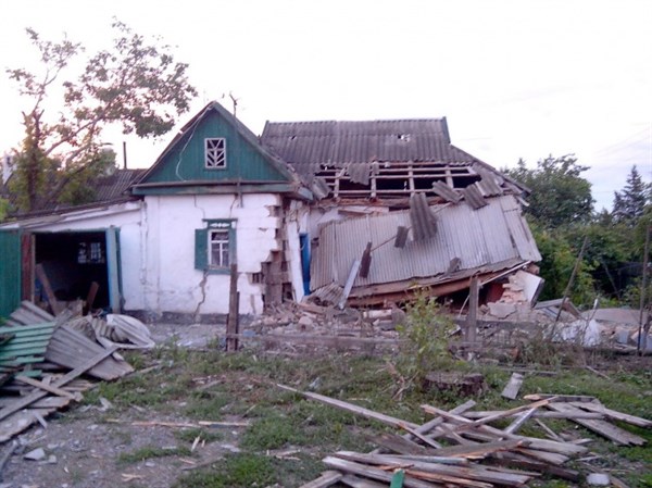Вечерний обстрел Горловки: пострадали дома в поселке Озеряновка, убито две собаки, жертв среди населения нет 
