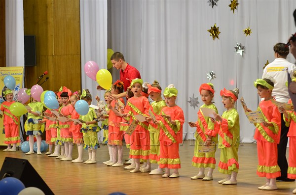 Нашествие пчел, клоунов, гномов и медведей: на сцене ДДЮТ зажигали звездные малыши