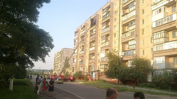 Бывает и такое: в Горловке в квартиру на 9-м этаже, где жили переселенцы из Славянска, залетел снаряд, но не взорвался (ВИДЕО)