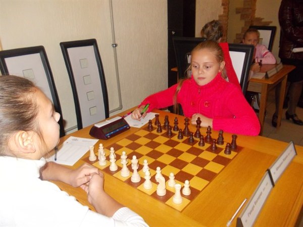 Юная шахматистка Мария Шведова с легкостью ставит маты одноклассникам и своему дедушке