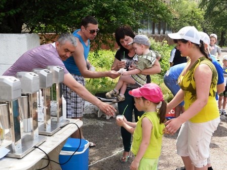 Горловские предприниматели организовали для детей из Центра социально-психологической реабилитации праздник мороженого (ФОТОФАКТ)