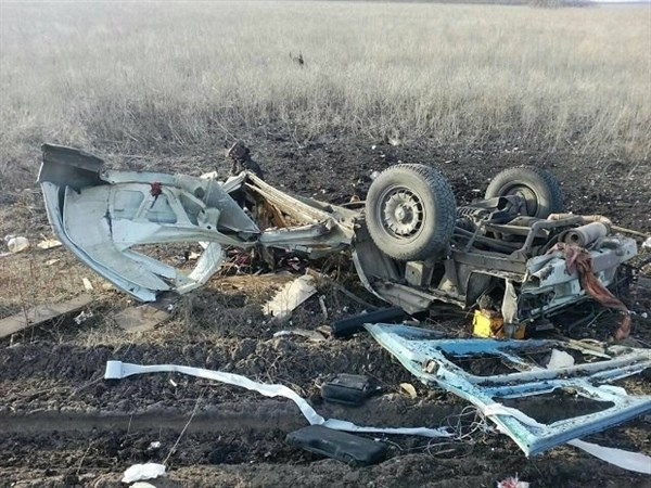 Подрыв микроавтобуса в Марьинке: по данным медиков, умер водитель и 35-летняя горловчанка