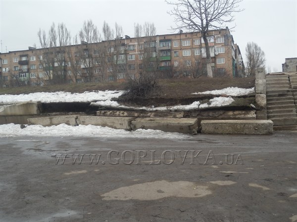 ЧП на "Комсомольце": около входа в школу №12 рухнули бетонные блоки