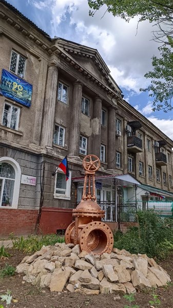 В Горловке возле здания «Воды Донбасса» установили инсталляцию в виде задвижки. Фотофакт 