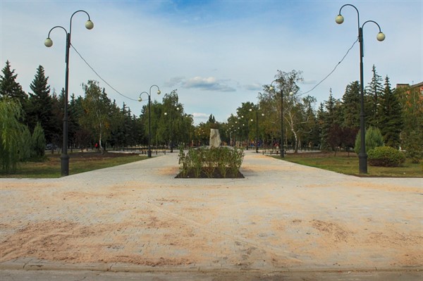 В Горловке ко Дню города презентуют обновленный бульвар Димитрова. Ремонт подходит к концу