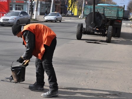 Ударим битумом по бездорожью: центральные улицы Горловки по-новому готовят к зимним условиям 