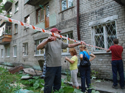 В Горловке хозяин квартиры покурил на балконе и улетел вместе с шатким ограждением вниз