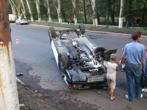 Авария дня: в Горловке в районе 3-й больницы "Москвич" совершил головокружительный кульбит (ФОТО)