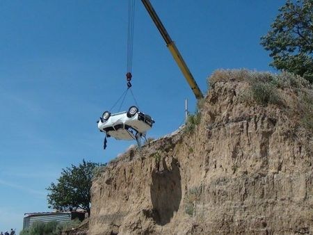 Версия трагедии: водитель случайно съехал в обрыв, не заметив его в темноте 