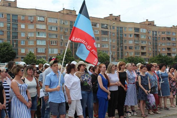 В Горловке прошел митинг, посвященный дню России. Тут хотят стать частью этой страны 