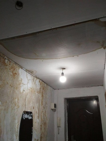 В Горловке по улице Малыныча, 46 отремонтировали крышу. И вода после осадков попадает в квартиру