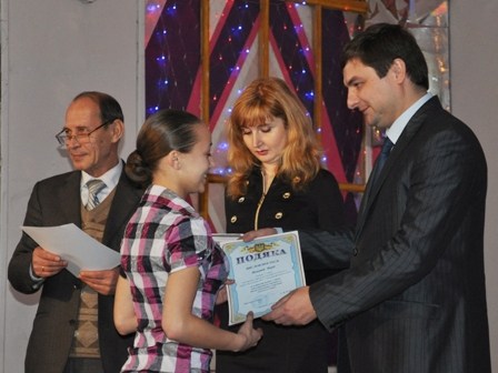 Мэр Горловки наградил талантливую молодежь и пригласил старшеклассников на Рождественский бал