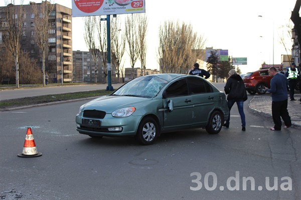 Автобус маршрута №80 (Горловка-Енакиево) «перевернул» иномарку, за рулем которой была девушка. Маршрутчик за это получил по лицу  (ФОТО, ВИДЕО)