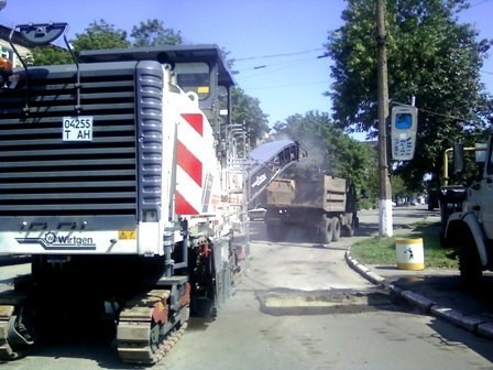 Подрядчики приостановили ремонт дорог в Горловке. Не понимают, кто им будет платить за работу